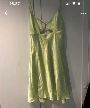 Kort Silkesklänning Zara - Jättefin grön sommarklänning från zara, i storlek L, men skulle säga att den även passar en M-S😊aldrig använd med lapp kvar!