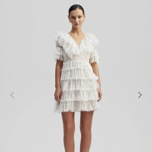 By Malina Sky Dress - Säljer min finaste studentklänning. Det är en By Malina sky dress i storlek S. Endast använd en gång på studentdagen, så i princip ny. Hade bara den på frukosten och utspringet, alltså inte flaket !! Nypris ligger på 2800. Kan skicka egna bilder om önskas