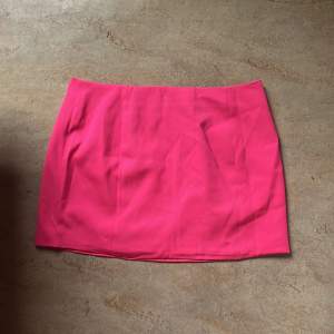 En enkel kjol med dragkedja från I Saw It First. Inte använd en enda gång förutom att ha provat på. Storlek UK 16 / EU 44