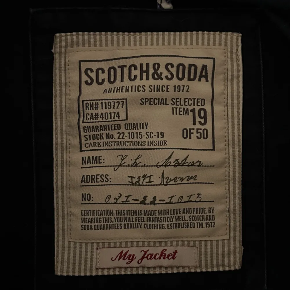 Snygg jacka från Scotch&Soda i storlek Large. Limiterad jacka finns endast 50 i världen (19/50 som visas på sista bilden). Pris: 599kr. Skriv för fler bilder eller andra frågor.. Jackor.