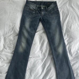 Lågmidjade bootcut jeans - Säljer dessa super snygga lågmidjade bootcut jeans🫢 Skicka dm för fler bilder!