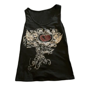 Rhinestone linne - Ett jättefint linne med rhinestones på hjärtat :) Säljer pga nästan ingen användning 