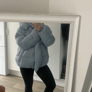 Vinter jacka (Monel) - Säljer min vinterjacka från Monel, köpt på Johnells. Orginal pris 5499kr. Storlek Xs, oversized så funkar även till dom som har s i vanliga fall.