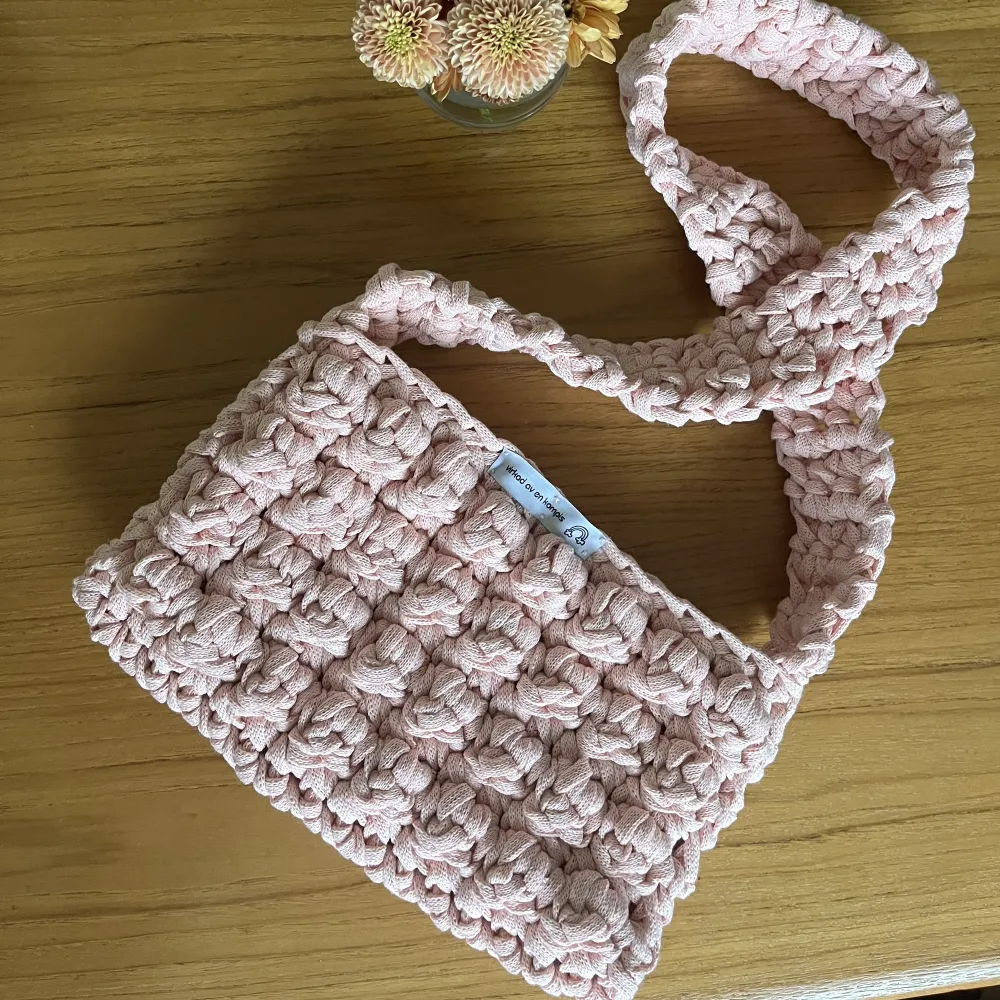 Egengjord virkad väska som är tänkt att bäras över kroppen🩷 Mått: 26x56cm Fler virkade produkter finns på @virkadavenkompis på instagram❤️🔥. Laukut & Käsilaukut.