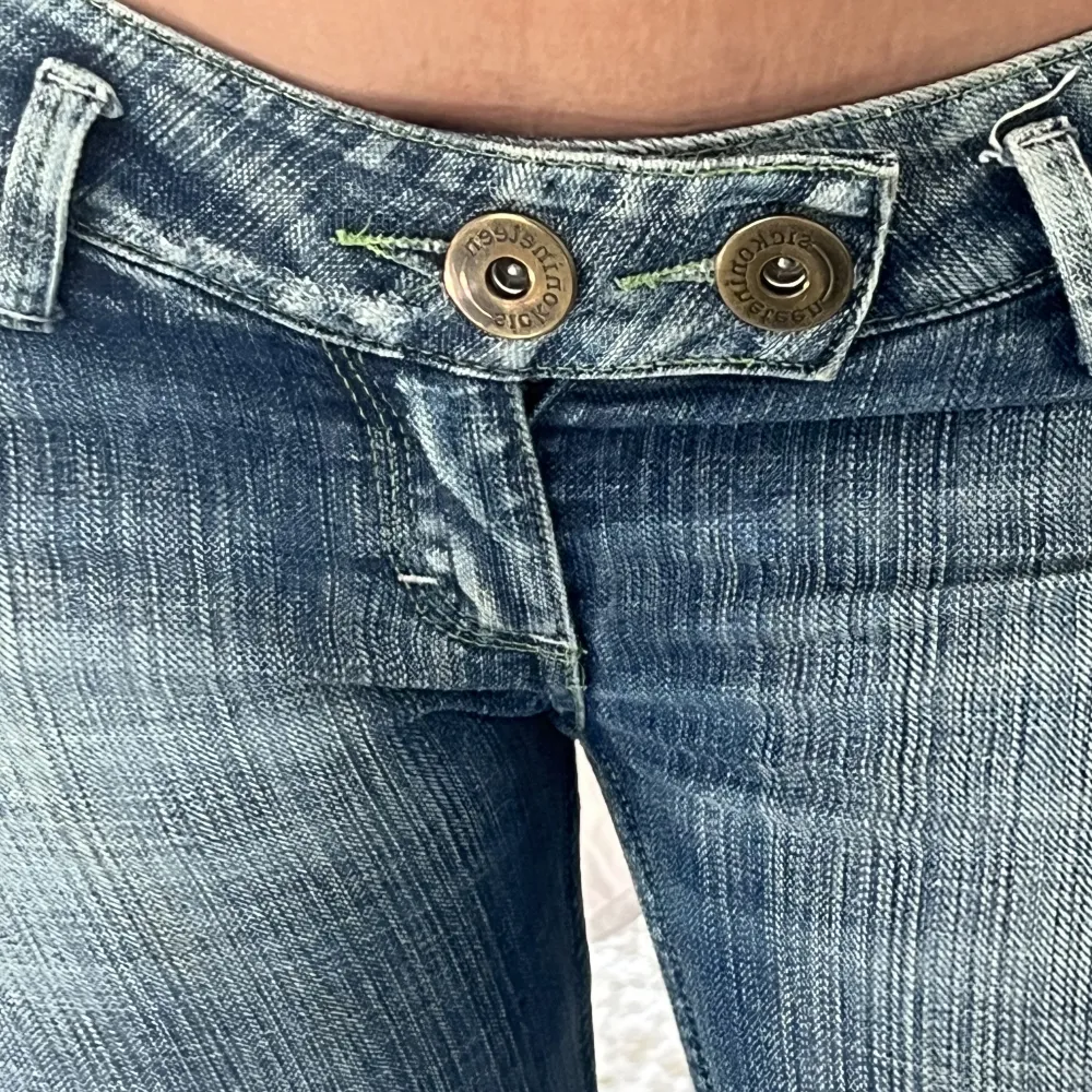 Lågmidjade jeans, midjemått: 73 cm Innerbenslöngd: 92 cm  . Jeans & Byxor.