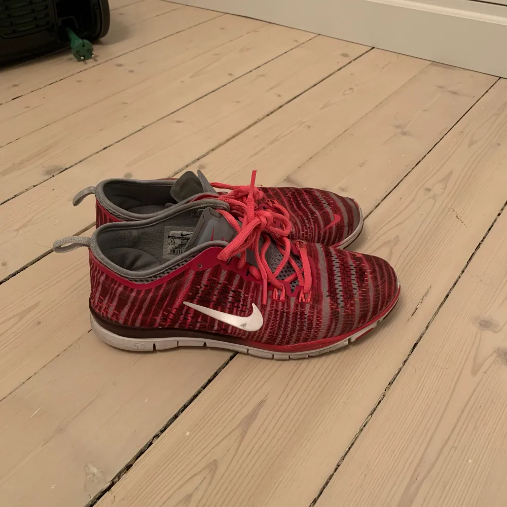 Rosa träningsskor från Nike i storlek 38,5. Nästan bara använda inomhus. . Skor.