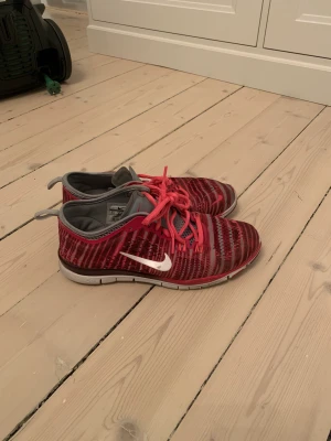 Träningsskor Nike - Rosa träningsskor från Nike i storlek 38,5. Nästan bara använda inomhus. 