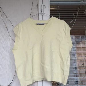 Stickad väst  - Stickad väst från ZARA, jätte fin och så skön