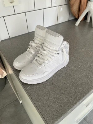 Adidas skor  - Säljer ett par vita adidas skor i storlek 38. Helt oanvända och är inpregnerade. 