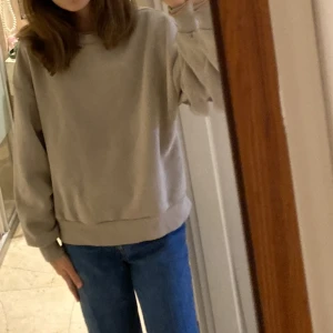 Sweatshirt  - Jag säljer min jätte fina sweatshirt från gina. Den är använd men i fint skick.🩷