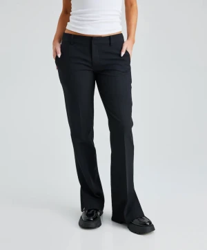 Kostymbyxor  - Säljer dessa populära kostymbyxor från bikbok, dom är lågmidjade 💕jag säljer dom för dom är för små i midjan, säljs för 200 eller byts mot ett par lika dans i st 36💕