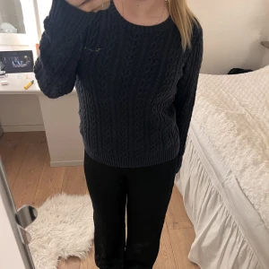 Stickad tröja - Säljer denna kabelstickade tröja från Bondelid, aldrig använd inga defekter💓