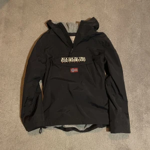 Napapijri Jacka  - Säljer nu denna jacka för att den inte passar längre, vid frågor eller mer bilder kom privat 😃🤝