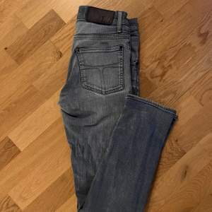 Säljer ett par ToS Jeans i bra skick, 8/10. Storlek W29 L32 slim fit. Kontakta för fler bilder eller frågor!☺️ Pris går att förhandla.