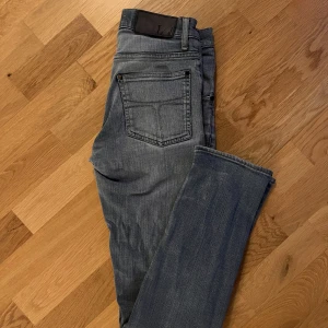 Tiger of Sweden, jeans  - Säljer ett par ToS Jeans i bra skick, 8/10. Storlek W29 L32 slim fit. Kontakta för fler bilder eller frågor!☺️ Pris går att förhandla.