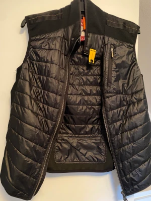 Parajumper väst stl L - Säljer nu min parajumper väst eftersommaren passar inte mig längre och vill ha något nytt. Inga skador påsen och det är storlek L. Den är äkta