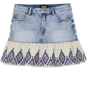 Jeanskjol - Säljer denna jättefina jeanskjol från desigual. Den är i mycket bra skick och knappt använd. I storlek 34. Köpte för 800 men säljer för 600+frakt kan alltid diskuteras 🥰