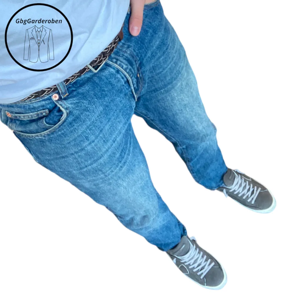 Säljer nu mina asfeta Woodbird jeans till suveränt pris och bra kvalite för endast 449!!! Storleken är W:32 L:34. Hör av dig vid minsta bekymmer🙌. Jeans & Byxor.