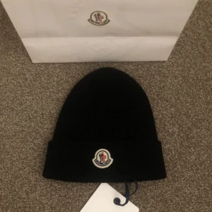 Moncler Wool beanie, Moncler ull mössa  - Använd men ser fortfarande bra ut, inga skador eller fläckar. Kan ta prut vi snabb affär. Vill bli av med saker snabbt och smidigt.