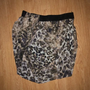 Leopardmönstrad kjol - Snygg leopardmönstrad y2k kjol