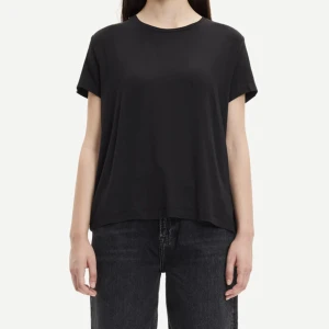 T-shirt från Samsøe Samsøe storlek small - Märke: Samsøe Samsøe Vad: T-shirt  Storlek: Small Upplevd i storlek: Normal Färg: Svart Material: 92% kupro & 8% elastan Skick: Inget att anmärka på