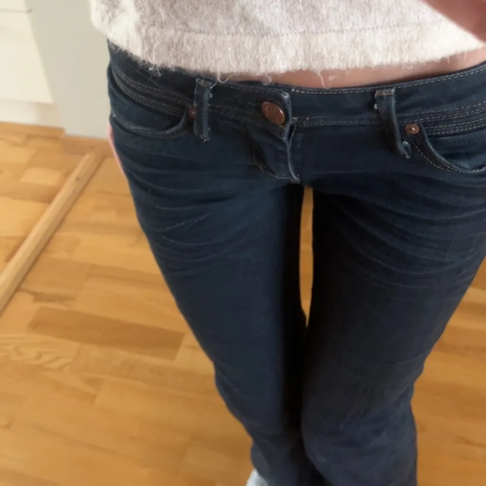 Lågmidjade jeans i storlek 26/32💕. Jeans & Byxor.