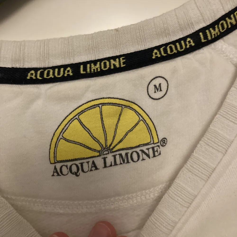 Säljer denna tröjan från Aqua limone ❤️ använd endast en gång ❣️ . Hoodies.