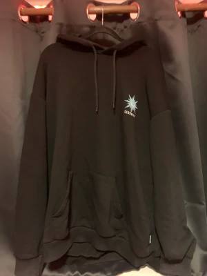 Hoodie med tryck  - Jätte skön och cool aldrig använd 