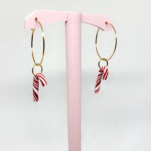 Jul örhängen  - Superfina örhängen i polymerlera. Få med lite julstämning vart du än går 🍭  Själva hängen är i rostfritt stål och pläterat i guld, nickelfria!  Går att byta till plast eller clips om så önskas!