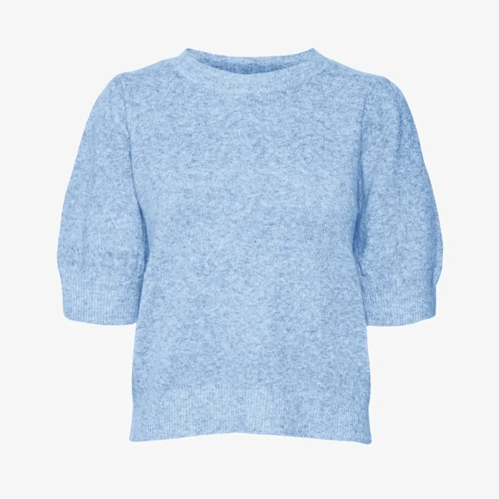 Jag säljer den här fina ljusblåa tröjan. Det är en stickad kortärmad tröja ifrån vero moda 🤍 det är bara att fråga om du har funderingar om klädesplagget   -lite nopprig men inte mycket. Stickat.