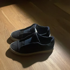 Arigato skor - Arigato zip skor som säljs då jag inte längre använder dem, 7/10 skick i storlek 42.5. Ingen box.