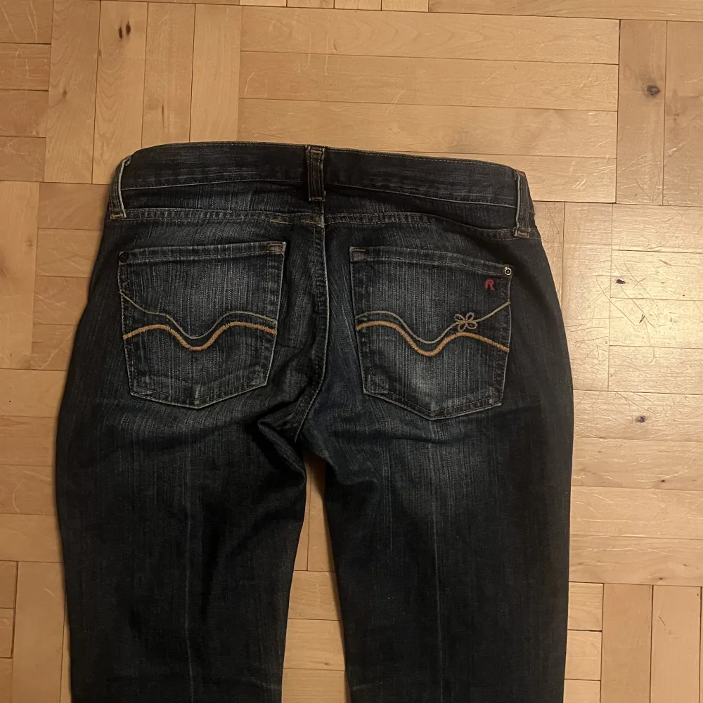 Jättesnygga lågmidjade utsvängda jeansjacka från märket replay. Stl 26/34 sitter som xs/s. Midjemåttet är cirka 38/39 cm och innerbenslängden är 78 cm. Skriv vid funderingar!🩷. Jeans & Byxor.
