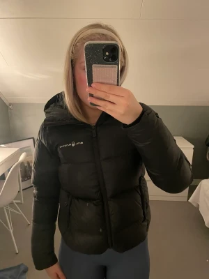 Sail racing vinterjacka - Säljer denna sail racing vinterjacka. Modellen heter ”gravity down jacket” och är köpt för ungefär 3500. Använd men fortfarande i bra skick. Pris kan diskuteras 😍😍 