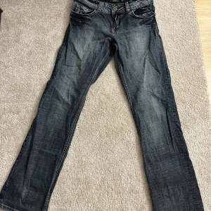 Jeans  - Låg/ midwaist jean Fin passform, långa på mig som är ca 170