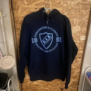 Djurgårdens hoddie  - Säljer min djurgårdens hoddie för den är för liten. Använd få tal gånger men är i jätte bra sick. Skulle säga att den passar jötte bra på en människa som har storlek m. Köparen står för frakten och pris kan diskuteras 