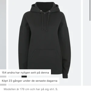 Svart hoodie  - En Hoddie från bik bok som knappt är använd men jätte fin, skriv bara till mig om ni är intresserade!💕
