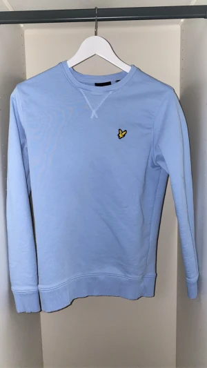 Lyle and scott swetshirt - En nästan helt ny Lyle and scott swetshirt. Använd 2 gånger och är superskön. Magisk blå färg. Inga defekter.
