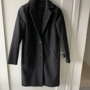 Svart kappa - Svart kappa från new look i fint skick. 