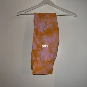 Tights/Leggings  - Leggings från ICIW, har använt dem kanske 2-3 gånger så dem är i princip i nyskick!