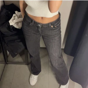 Svarta weekday jeans arrow - Superfina men säljs då de knappt kommit till användning