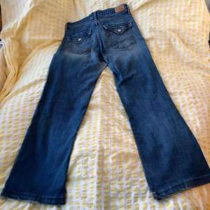 Vintage Levis jeans med fina bakfickor! Medelhög midja och utsvängda ben!