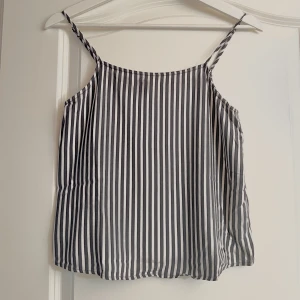 Vit blå randig topp - Oanvänd vit/blå randigt linne med halterneck och justerbara band i storlek S, men den är åt det mindre hållet så passar bäst på xs-s