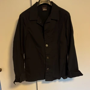 Oscar Jacobson Overshirt stl: S - Säljer nu denna snygga Overshirten från Oscar Jacobson i färgen svart. Den är i mycket bra skick och inte alls änvänd särkilt mycket. Jag är: 188 cm. (Obs: Den lite för liten för mig och är ganska tunn så ni vet)  Vid fråga hör bara av dig. 
