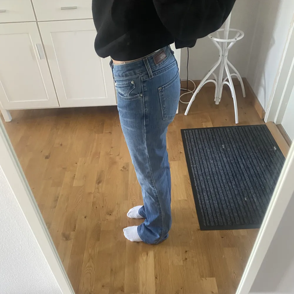 jeans från Levis i bra skick. De är lite uppsydda, passar mig i längden som är 157🥰midjemått-32 rakt över innerben-76. Jeans & Byxor.