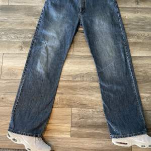 Riktigt snygga jeans med väldigt stor passform! Riktigt Baggy och passar bra på den stilen  Cond 7/10