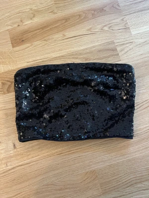 Topp - Säljer denna as snygga tub toppen, använd en gång vid nyår. Supersnygg, och perfekt till nyår 🤩🤩🤩 