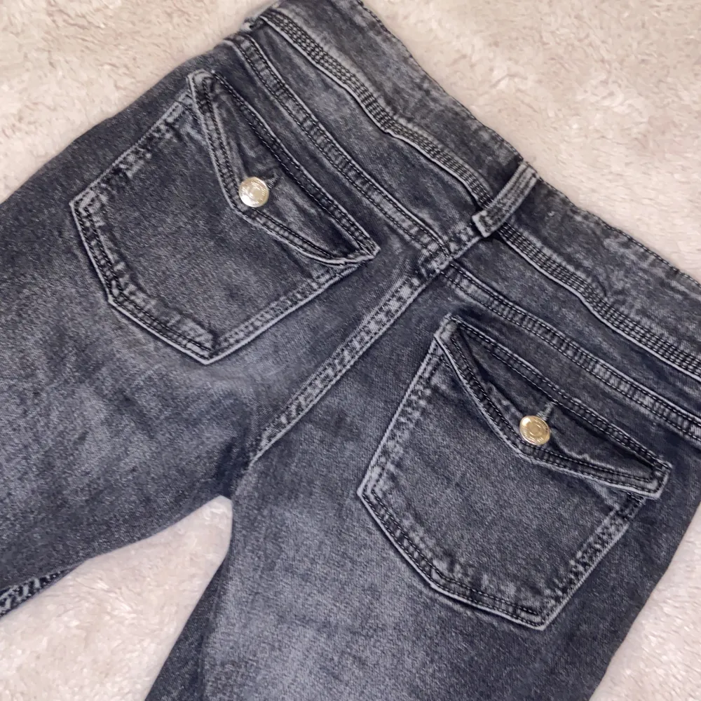 Lågmidjade bootcut jeans i storlek 152. Köpta från gina young för ca 2 månader sedan och säljer då de inte kommer till användning längre. Priset kan sänkas vid snabb affär 🩷. Jeans & Byxor.