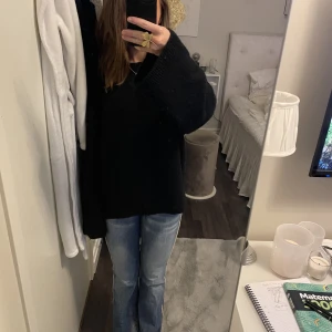 Lågmidjade jeans - INTRESSEKOLL!! På dessa sjukt snygga och unika Lågmidjade jeans. Passar mig som är ca 170! kan tänka mig byta mot ett par andra Lågmidjade jeans, eller eventuellt sälja för ett bra pris! Tryck inte på köp nu utan kom med prisförslag!!💗 