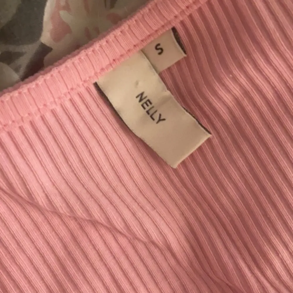 Säljer nu min fina rosa tröja från Nelly, tröjan är i storlek S och i jätte bra skick, säljs pga ingen användning . Tröjor & Koftor.