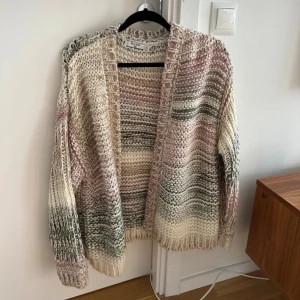 Moa Matsson x nakd kofta - Superfin oversized kofta använd ett fåtal gånger men kommer inte till användning💗💗💗